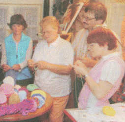 Frauen am Mützen stricken